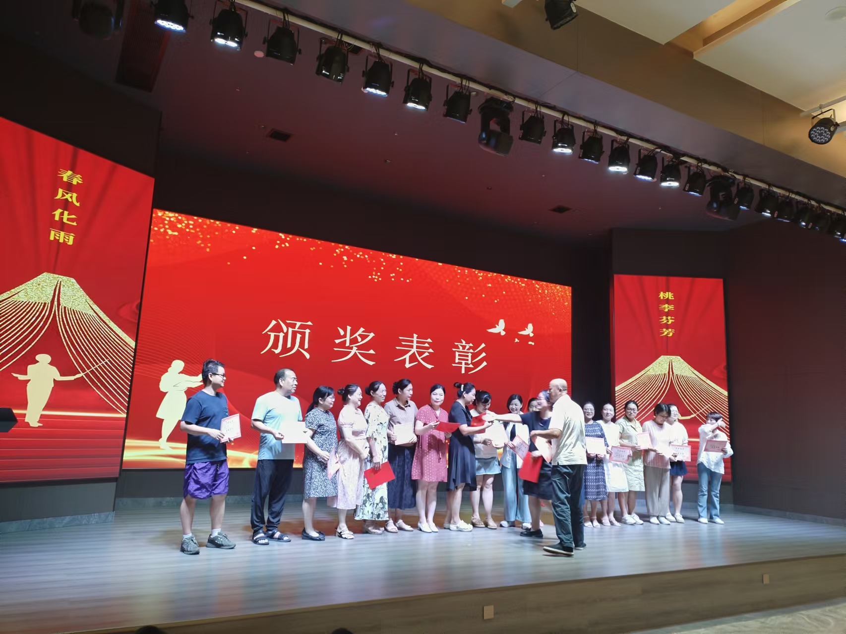 9月10日，曙光学校教师节文艺晚会在安博网页版溢香园酒店举办